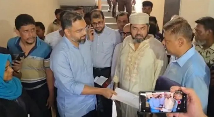 স্টেডিয়ামের নোংরা পরিবেশ দেখে প্রশাসককে বরখাস্ত করলেন ক্রীড়া প্রতিমন্ত্রী